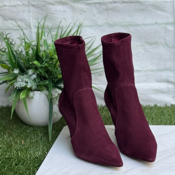 Stuart Weitzman
Stuart Stretch Suede Stiletto Booties pointed toe size 8
$595 - Picture 6 of 14
